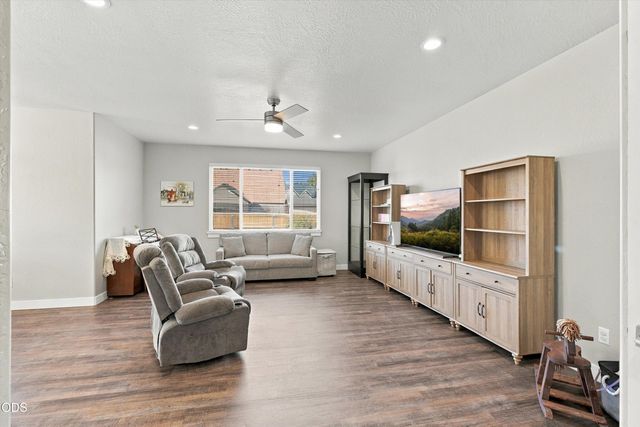 213 Samuel Lane Loop Road, Phoenix, OR 97535