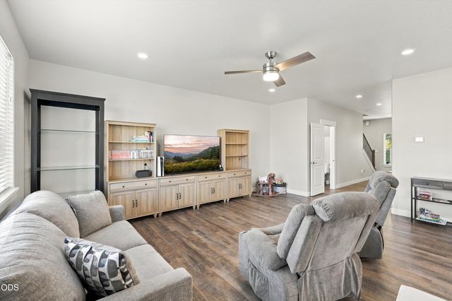 213 Samuel Lane Loop Road, Phoenix, OR 97535