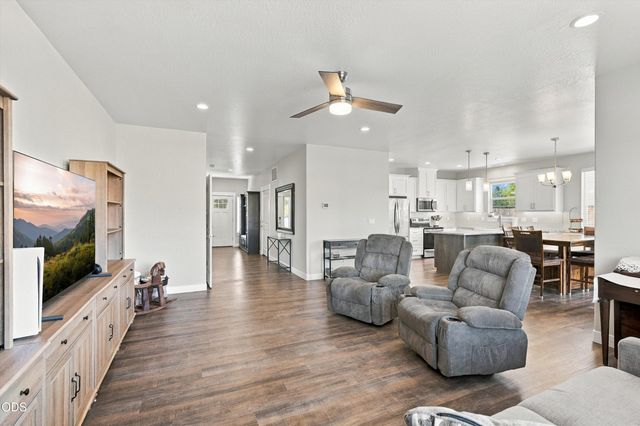 213 Samuel Lane Loop Road, Phoenix, OR 97535