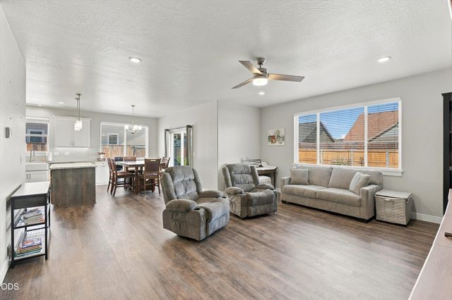 213 Samuel Lane Loop Road, Phoenix, OR 97535