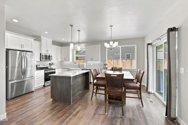 213 Samuel Lane Loop Road, Phoenix, OR 97535