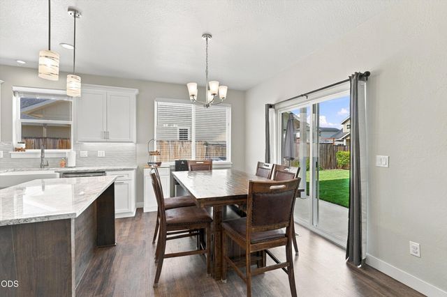 213 Samuel Lane Loop Road, Phoenix, OR 97535