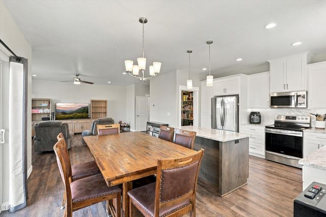 213 Samuel Lane Loop Road, Phoenix, OR 97535
