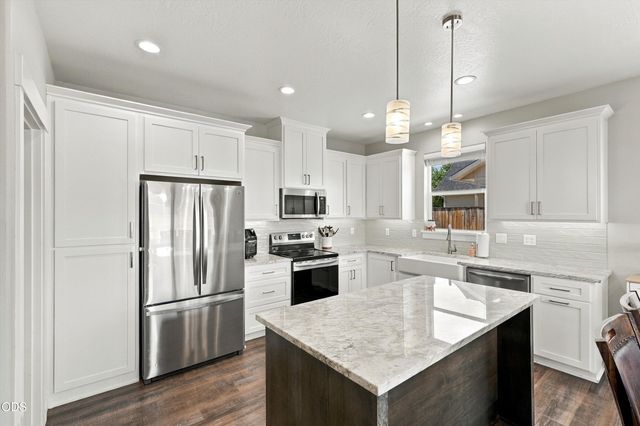 213 Samuel Lane Loop Road, Phoenix, OR 97535
