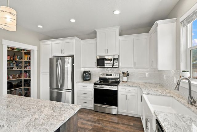 213 Samuel Lane Loop Road, Phoenix, OR 97535