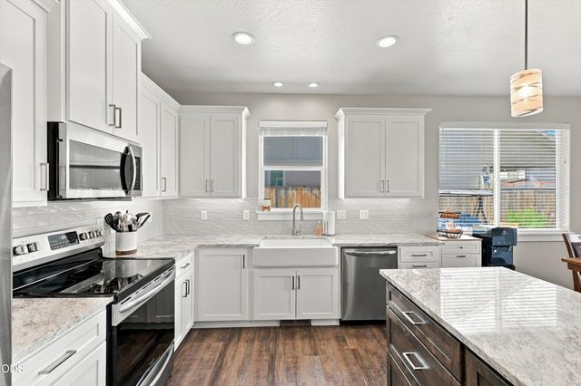 213 Samuel Lane Loop Road, Phoenix, OR 97535