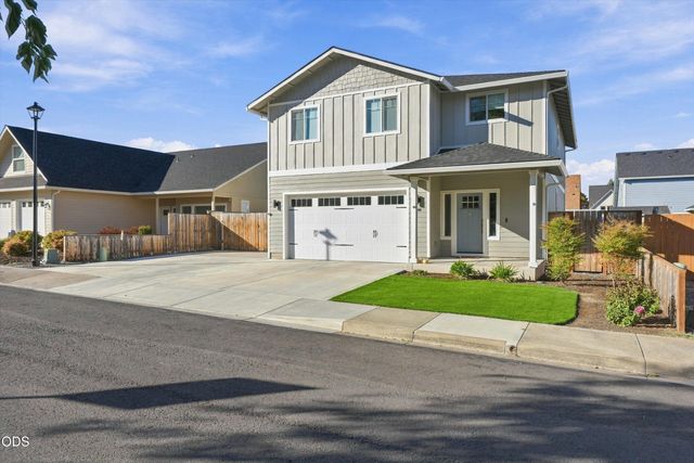 213 Samuel Lane Loop Road, Phoenix, OR 97535