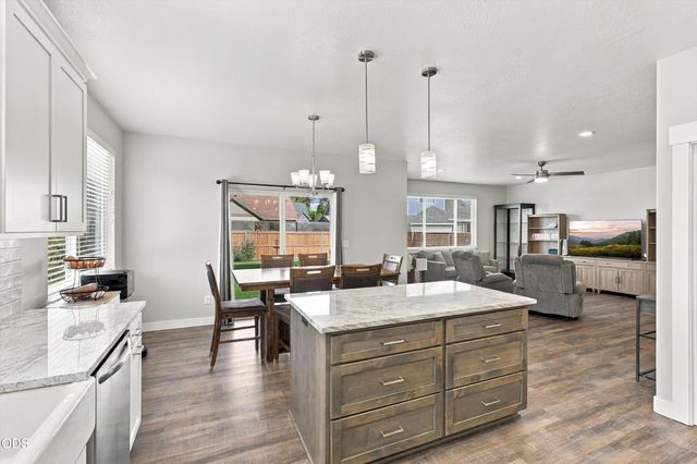 213 Samuel Lane Loop Road, Phoenix, OR 97535