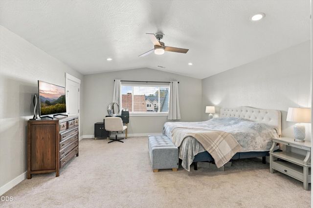 213 Samuel Lane Loop Road, Phoenix, OR 97535