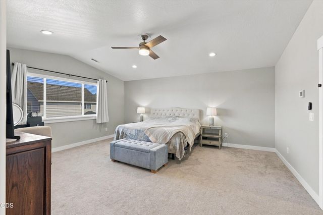 213 Samuel Lane Loop Road, Phoenix, OR 97535