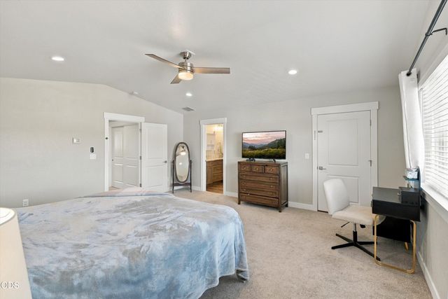 213 Samuel Lane Loop Road, Phoenix, OR 97535