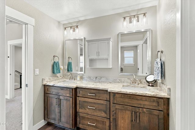 213 Samuel Lane Loop Road, Phoenix, OR 97535