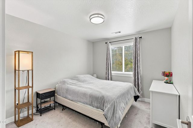 213 Samuel Lane Loop Road, Phoenix, OR 97535