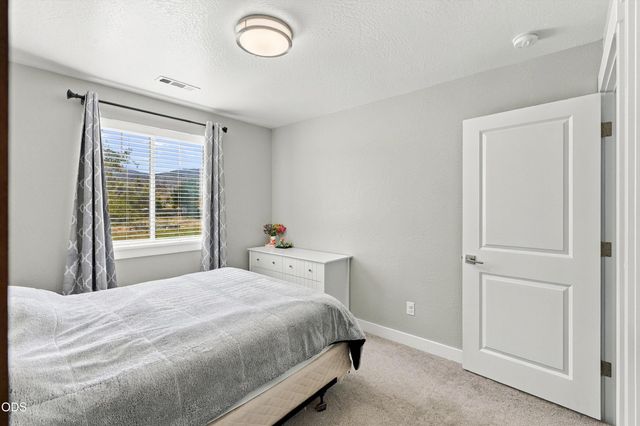 213 Samuel Lane Loop Road, Phoenix, OR 97535