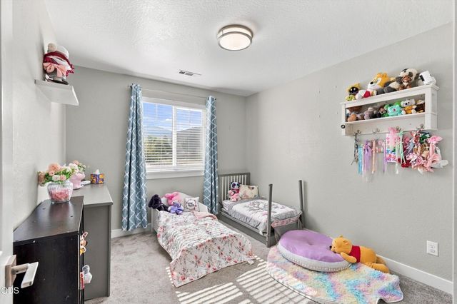 213 Samuel Lane Loop Road, Phoenix, OR 97535