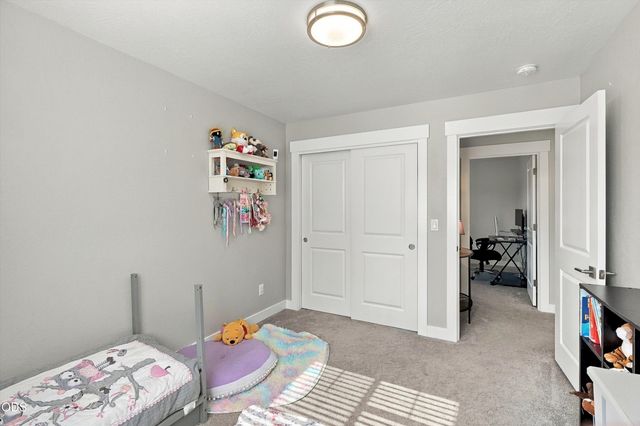 213 Samuel Lane Loop Road, Phoenix, OR 97535