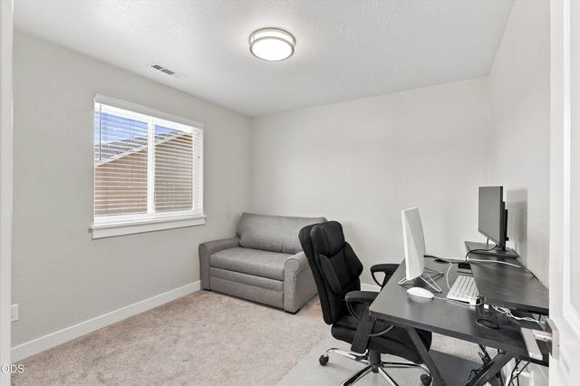 213 Samuel Lane Loop Road, Phoenix, OR 97535