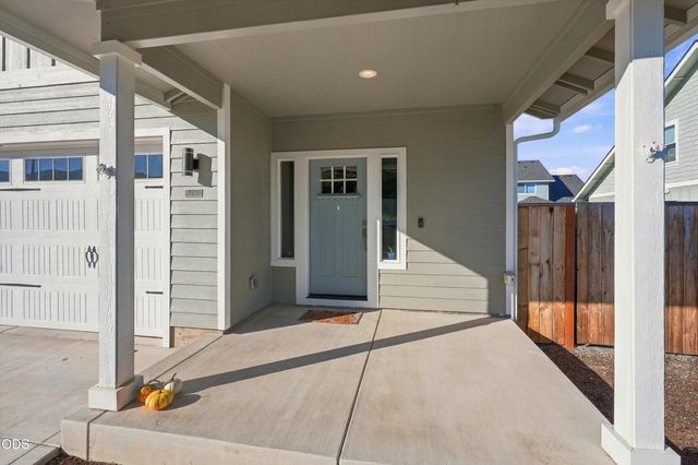 213 Samuel Lane Loop Road, Phoenix, OR 97535