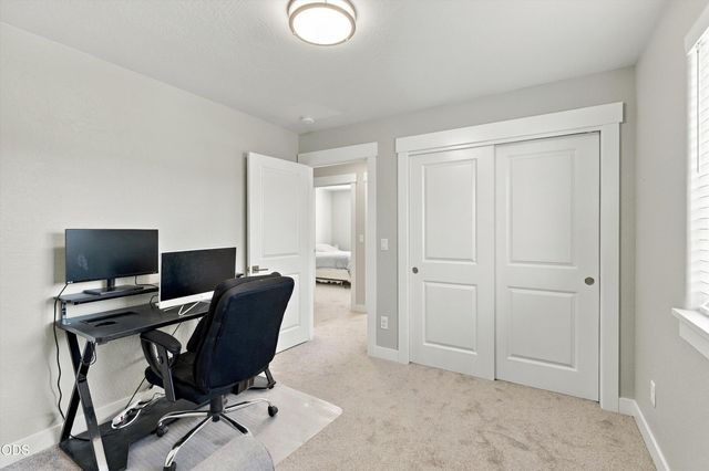 213 Samuel Lane Loop Road, Phoenix, OR 97535