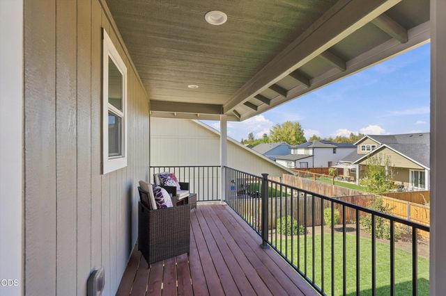 213 Samuel Lane Loop Road, Phoenix, OR 97535