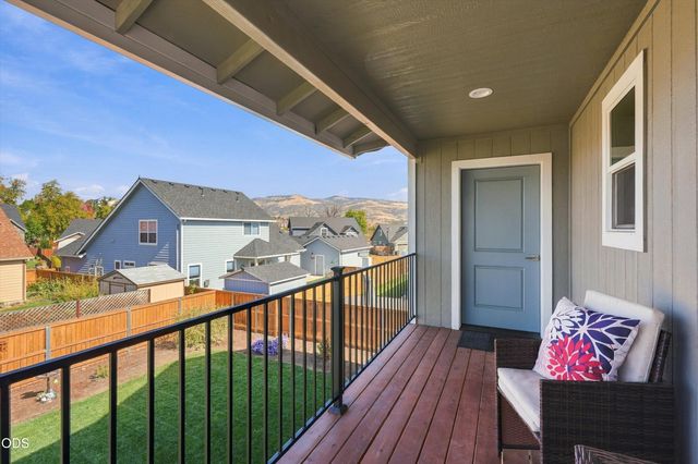 213 Samuel Lane Loop Road, Phoenix, OR 97535