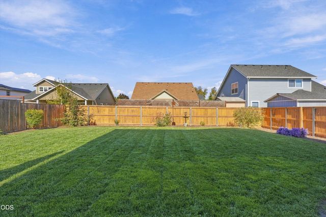 213 Samuel Lane Loop Road, Phoenix, OR 97535