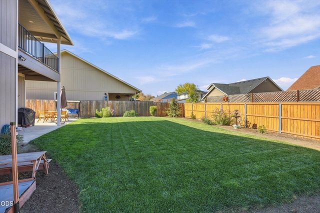 213 Samuel Lane Loop Road, Phoenix, OR 97535