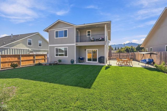 213 Samuel Lane Loop Road, Phoenix, OR 97535