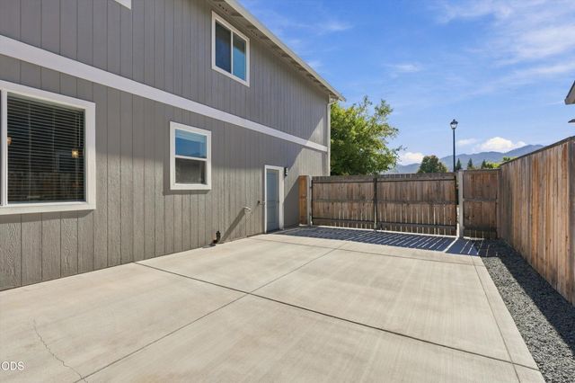213 Samuel Lane Loop Road, Phoenix, OR 97535