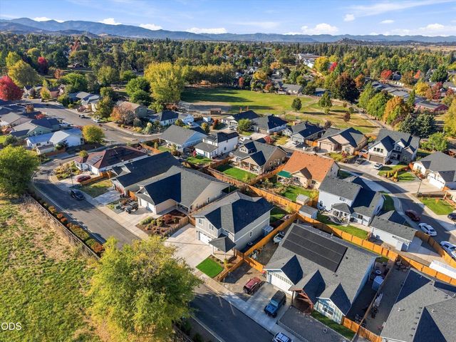 213 Samuel Lane Loop Road, Phoenix, OR 97535