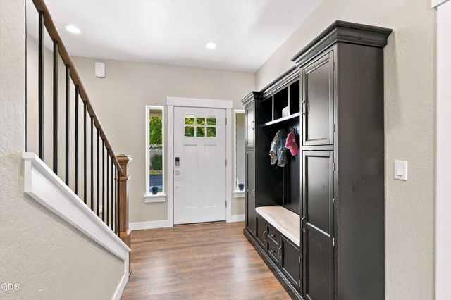 213 Samuel Lane Loop Road, Phoenix, OR 97535