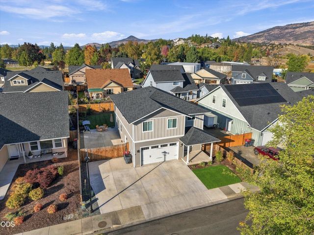 213 Samuel Lane Loop Road, Phoenix, OR 97535