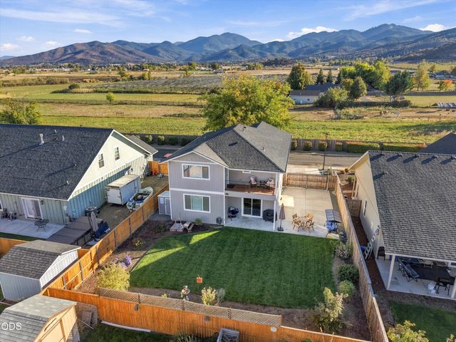 213 Samuel Lane Loop Road, Phoenix, OR 97535