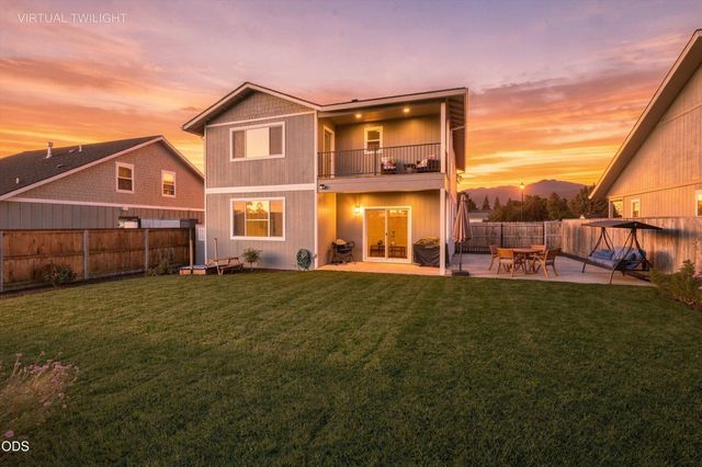 213 Samuel Lane Loop Road, Phoenix, OR 97535