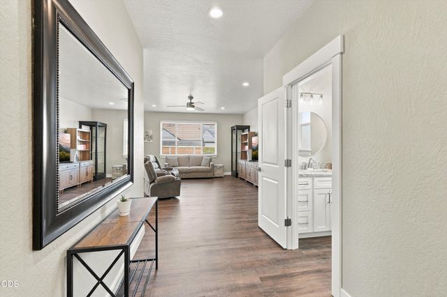 213 Samuel Lane Loop Road, Phoenix, OR 97535