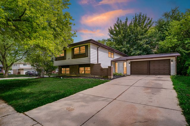 702 W Fitzhenry Court, Glenwood, IL 60425