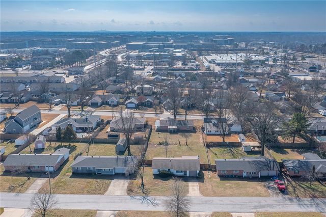 1208 NE 3rd Street, Bentonville, AR 72712