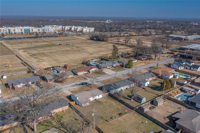 1208 NE 3rd Street, Bentonville, AR 72712