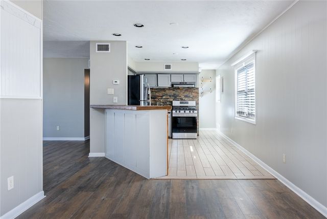 1208 NE 3rd Street, Bentonville, AR 72712