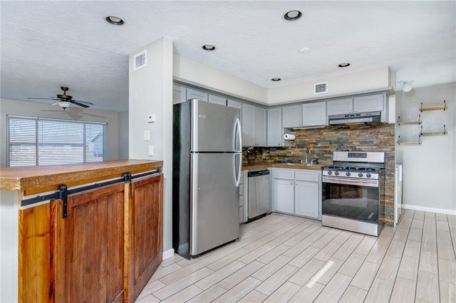 1208 NE 3rd Street, Bentonville, AR 72712