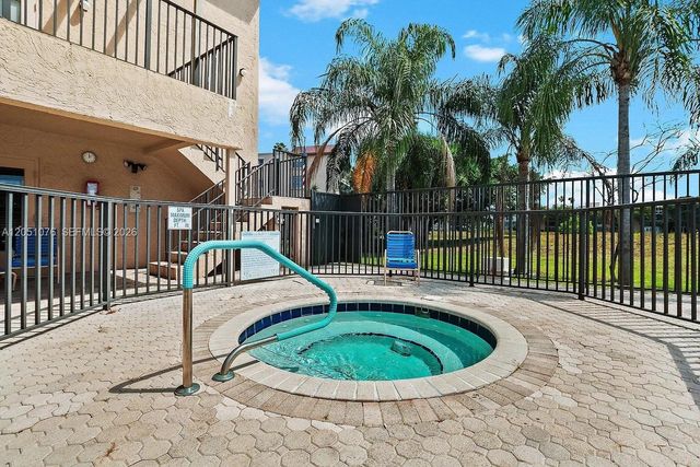 7220 Lake Cir Drive 301, Margate, FL 33063