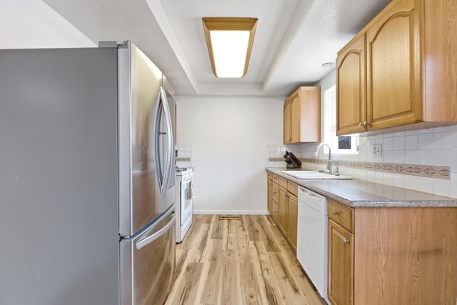 3432 Colonial Dr, Modesto, CA 95350