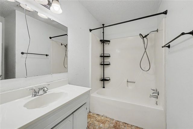 202 Canyonview, George West, TX 78022