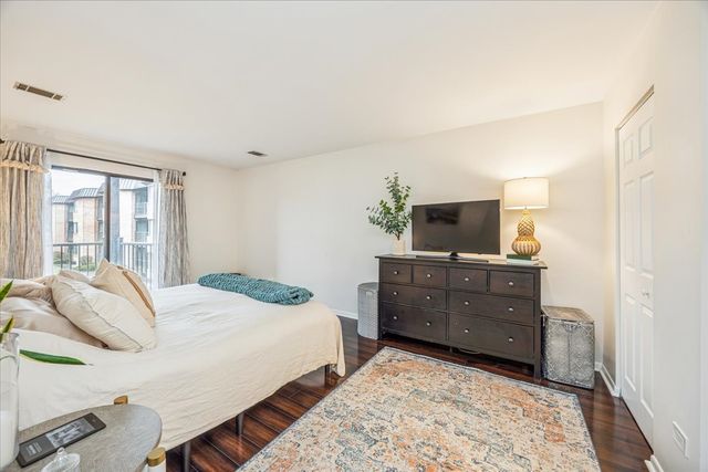 6425 Clarendon Hills Road 211, Willowbrook, IL 60527