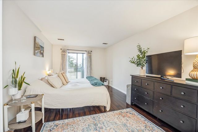 6425 Clarendon Hills Road 211, Willowbrook, IL 60527