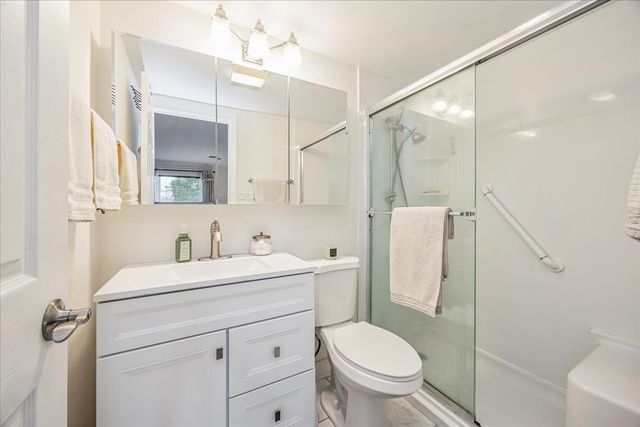 6425 Clarendon Hills Road 211, Willowbrook, IL 60527