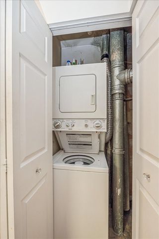 6425 Clarendon Hills Road 211, Willowbrook, IL 60527