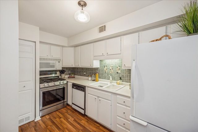 6425 Clarendon Hills Road 211, Willowbrook, IL 60527