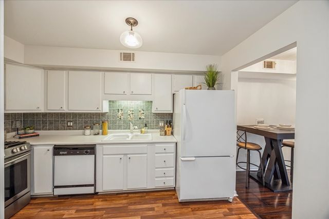 6425 Clarendon Hills Road 211, Willowbrook, IL 60527