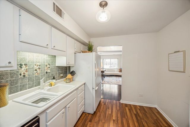 6425 Clarendon Hills Road 211, Willowbrook, IL 60527